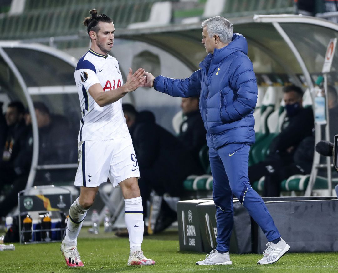 Saludo entre Gareth Bale y Jose Mourinho Saludo entre Gareth Bale y Jose Mourinho