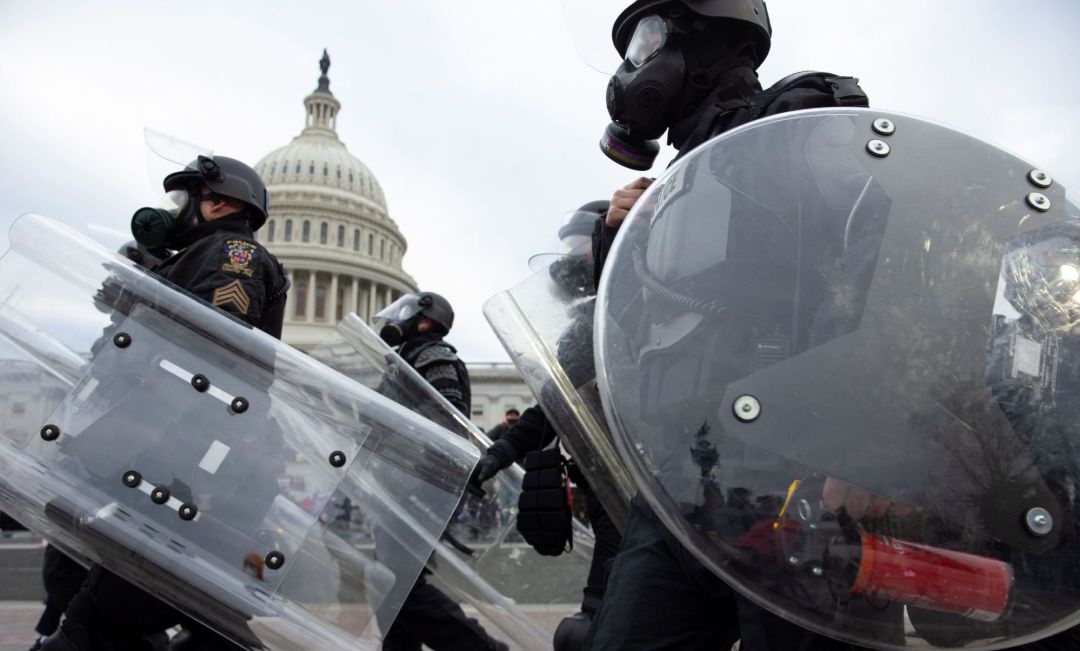 La policía responde ante los manifestantes seguidores de Donald Trump quienes irrumpieron en el Capitolio estadounidense. La policía responde ante los manifestantes seguidores de Donald Trump quienes irrumpieron en el Capitolio estadounidense.