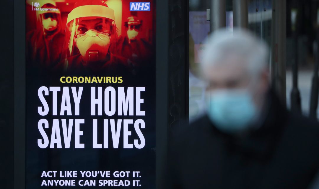 Un cartel de la campaña del Servicio Nacional de Salud británico (NHS, por sus siglas en inglés) en Glasgow, Escocia Un cartel de la campaña del Servicio Nacional de Salud británico (NHS, por sus siglas en inglés) en Glasgow, Escocia