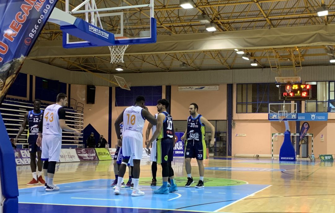 Un momento del partido. Un momento del partido.