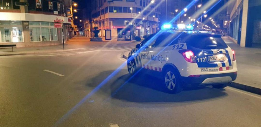 Un coche policial, de patrulla Un coche policial, de patrulla