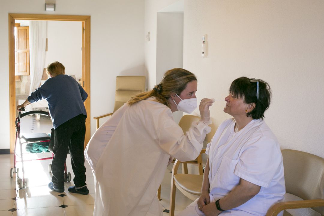 Una trabajadora de una residencia es sometida a un test de coronavirus, en una imagen de archivo Una trabajadora de una residencia es sometida a un test de coronavirus, en una imagen de archivo