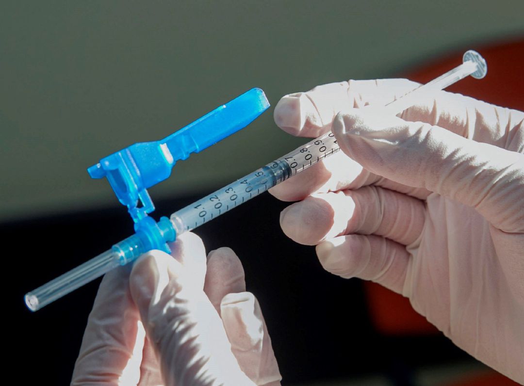 Una sanitaria prepara una dosis de vacuna Moderna contra la Covid-19 EFE Javier Cebollada POOL Una sanitaria prepara una dosis de vacuna Moderna contra la Covid-19 EFE Javier Cebollada POOL