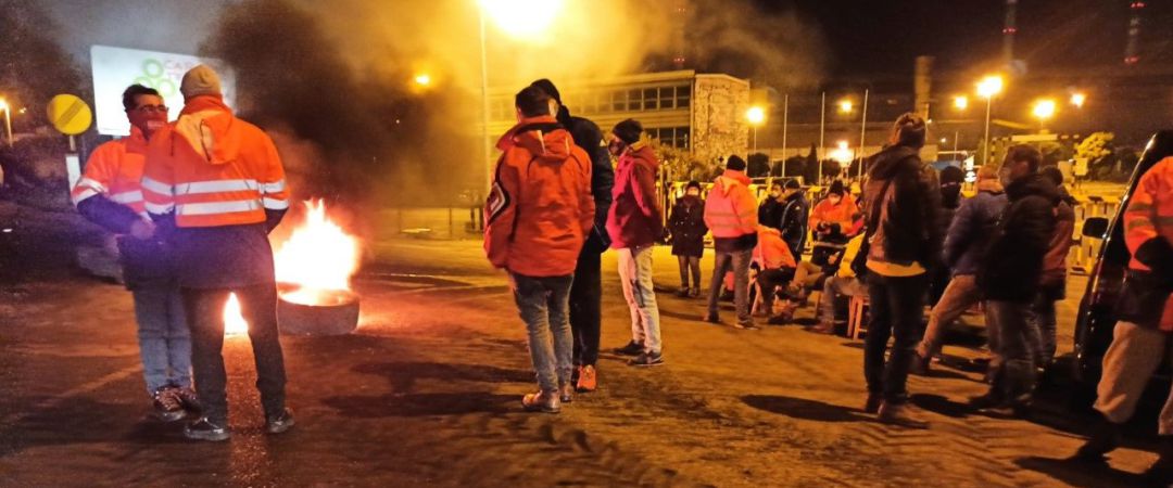 Los trabajadores de Alu Ibérica secundan una nueva protesta ante la fábrica Los trabajadores de Alu Ibérica secundan una nueva protesta ante la fábrica