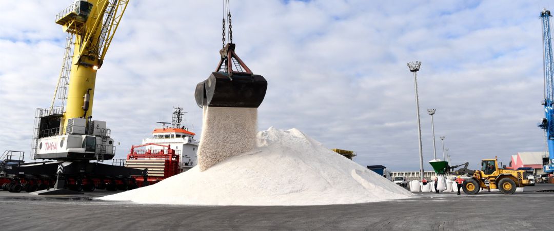 Terminales Marítimos de Galicia (TMGA) ha canalizado esta semana la descarga de 5.000 toneladas de sal en el puerto exterior Terminales Marítimos de Galicia (TMGA) ha canalizado esta semana la descarga de 5.000 toneladas de sal en el puerto exterior