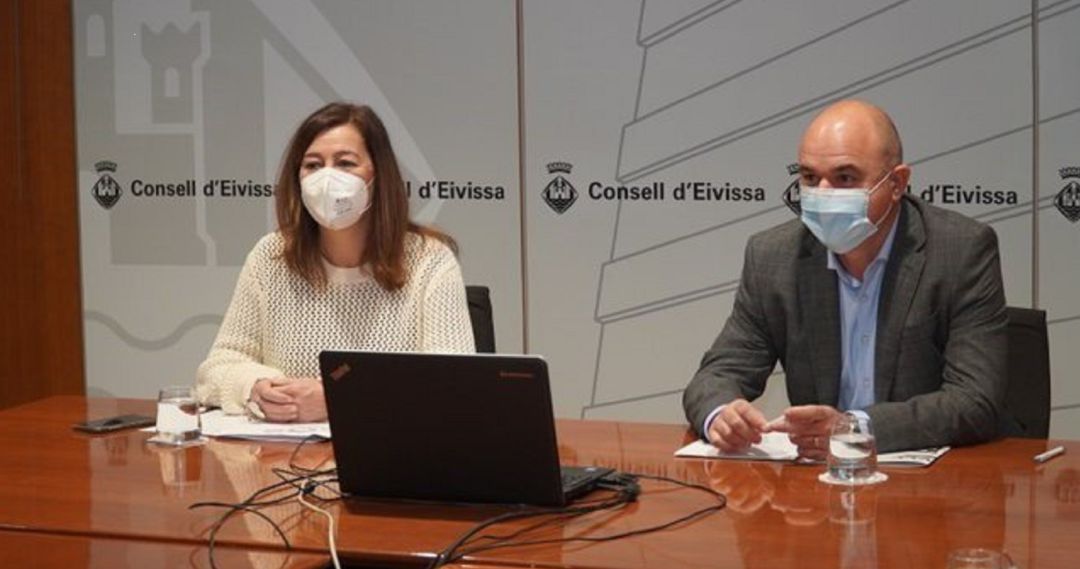 La presidenta del Govern, Francina Armengol, junto al presidente dle Consell de Ibiza, Vicent Marí, este sábado en una reunión en la isla. La presidenta del Govern, Francina Armengol, junto al presidente dle Consell de Ibiza, Vicent Marí, este sábado en una reunión en la isla.