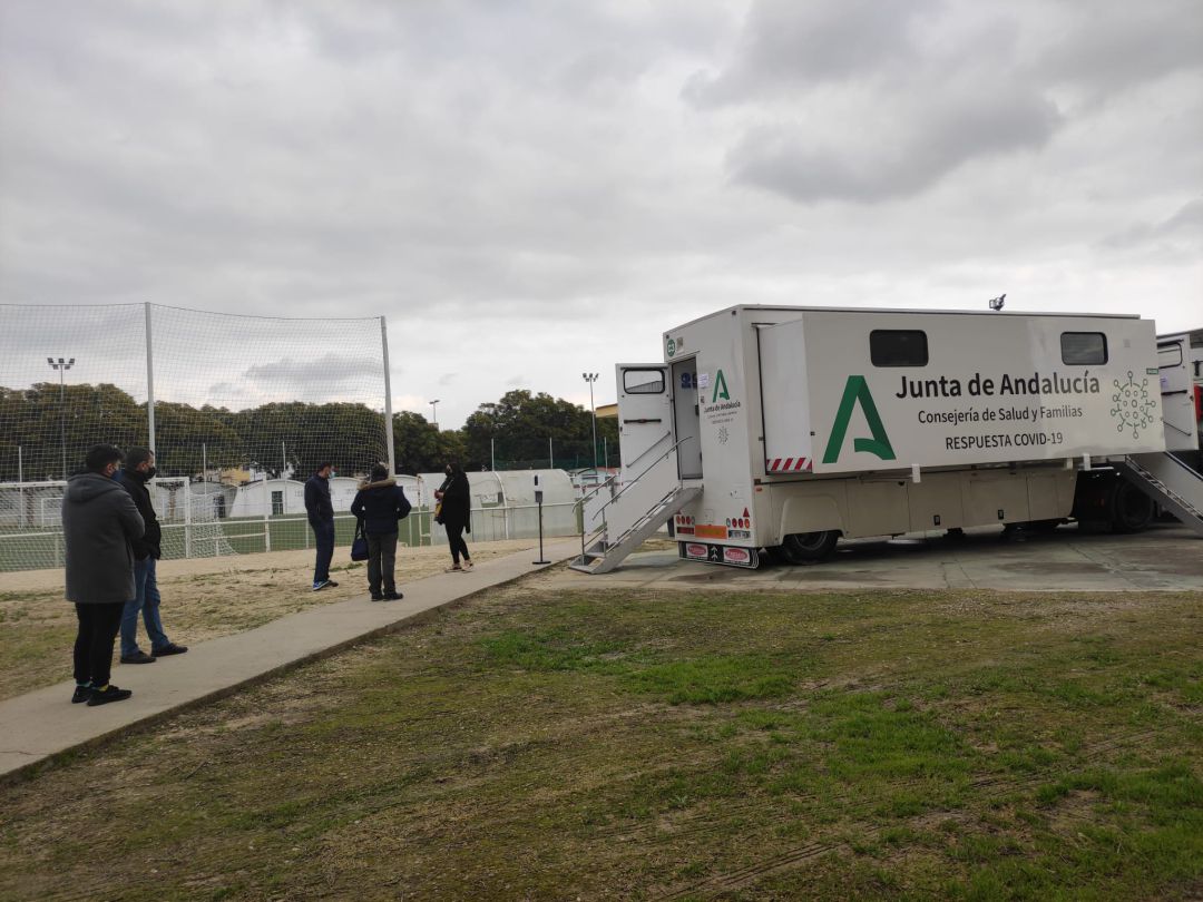 Exterior del pabellón Vega Veguita en el que se están realizando los test Exterior del pabellón Vega Veguita en el que se están realizando los test