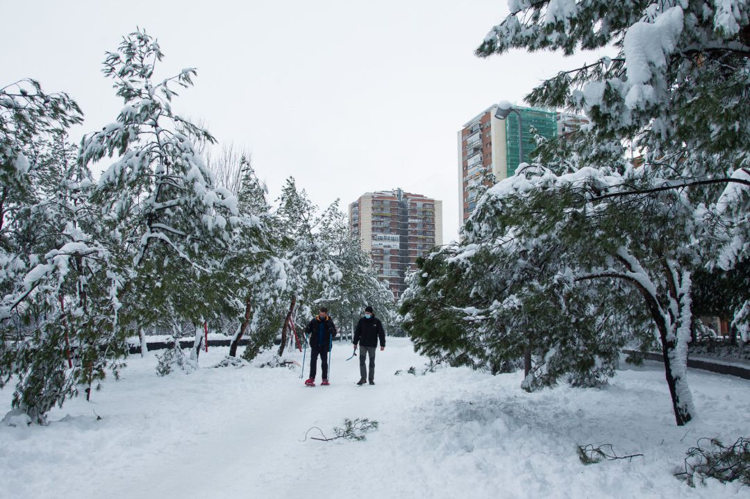 Transeúntes pasean por el centro de la capital durante la gran nevada provocada por la borrasca ‘Filomena’, en Madrid (España) Transeúntes pasean por el centro de la capital durante la gran nevada provocada por la borrasca ‘Filomena’, en Madrid (España)