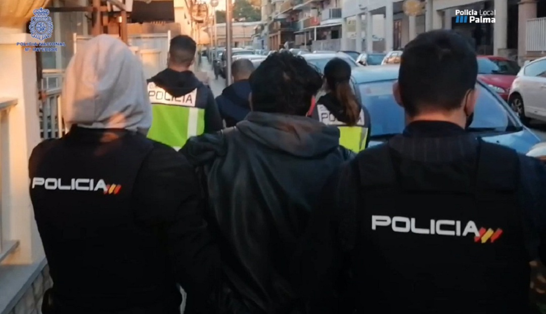 Momento de la detención de dos varones presuntos autores de tener su propio laboratorio de tratamiento de cocaína en Palma. Momento de la detención de dos varones presuntos autores de tener su propio laboratorio de tratamiento de cocaína en Palma.
