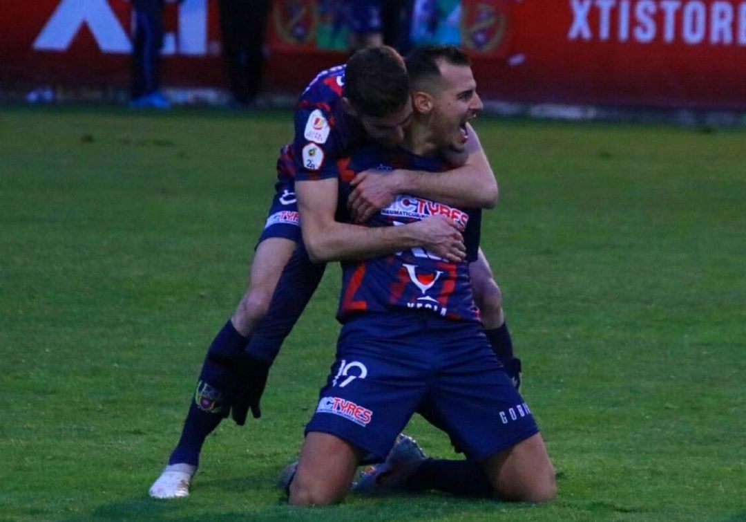 Alberto Oca abrazando a Perales tras uno de sus goles ante Sevilla Atlético Alberto Oca abrazando a Perales tras uno de sus goles ante Sevilla Atlético
