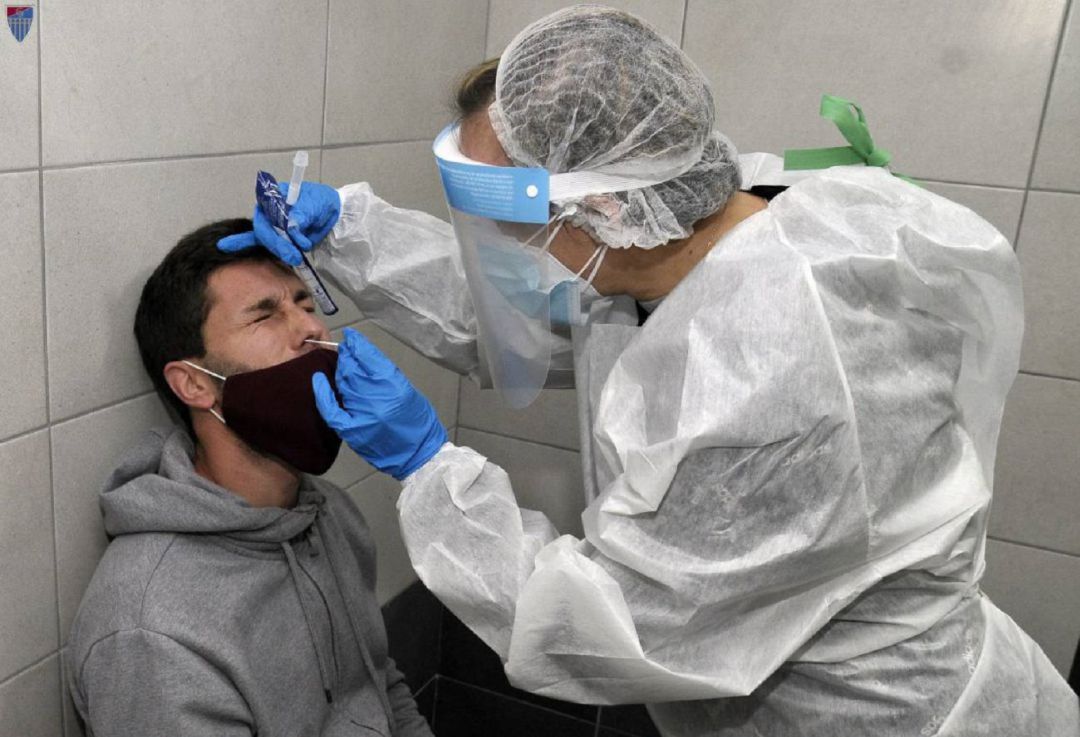 El capitán de la Segoviana Manu pasando el test de antígenos El capitán de la Segoviana Manu pasando el test de antígenos