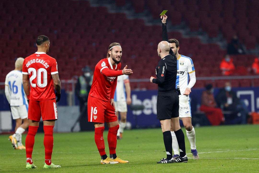 El jugador seerbio del Sevilla Nemanja Gudelj recibe una tarjeta amarilla, durante el partido de dieciseisavos de final de la Copa del Rey. El jugador seerbio del Sevilla Nemanja Gudelj recibe una tarjeta amarilla, durante el partido de dieciseisavos de final de la Copa del Rey.