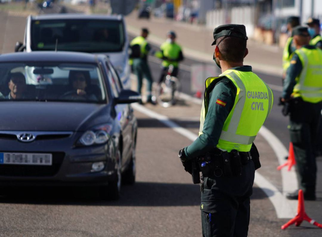 Agentes de la Guardia Civil realizan un control de movilidad durante el confinamiento perimetral Agentes de la Guardia Civil realizan un control de movilidad durante el confinamiento perimetral