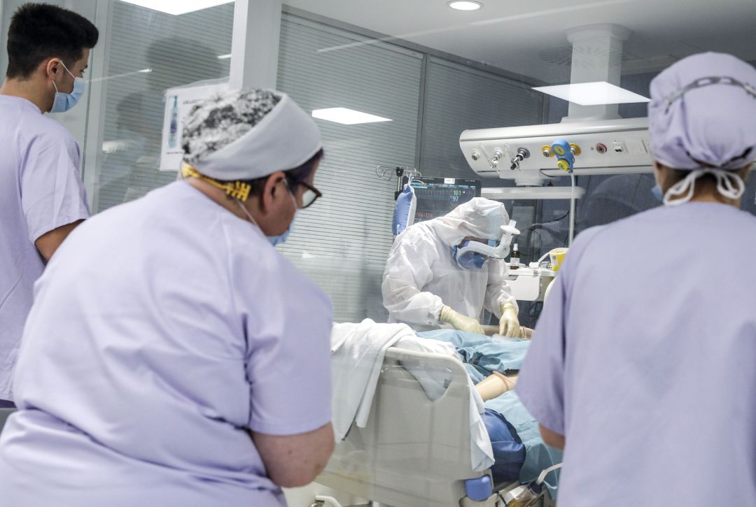 Trabajadores sanitarios totalmente protegidos atienden a un paciente con coronavirus ingresado en la UCI Trabajadores sanitarios totalmente protegidos atienden a un paciente con coronavirus ingresado en la UCI