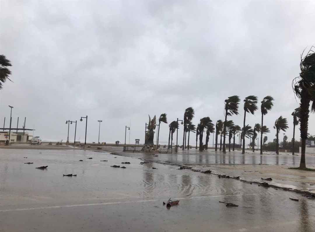 El paseo marítimo de València. en enero de 2020, durante el temporal Gloria El paseo marítimo de València. en enero de 2020, durante el temporal Gloria