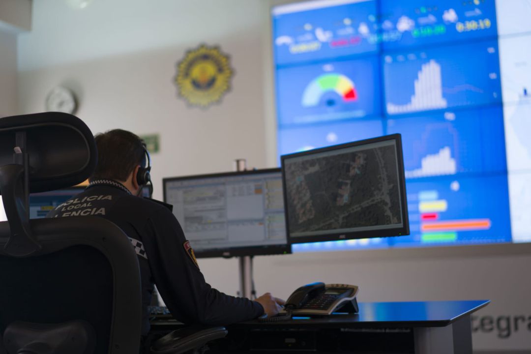 Un agente responde a las llamadas telefónicas en la sala del 092 de la Policía Local de València. Un agente responde a las llamadas telefónicas en la sala del 092 de la Policía Local de València.
