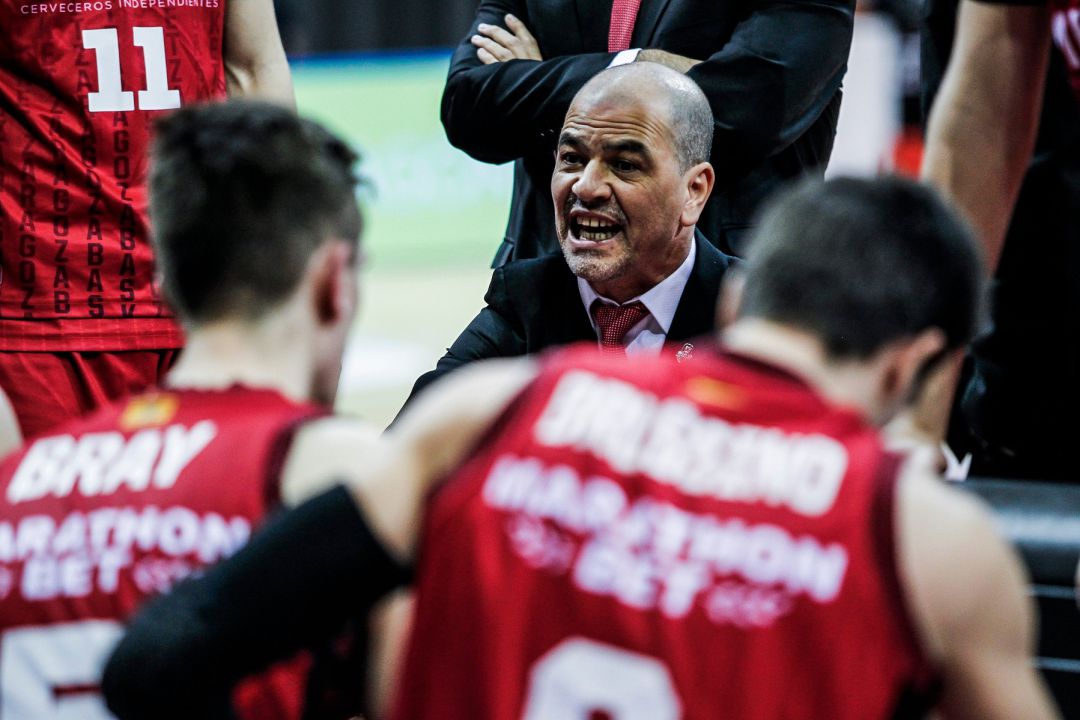 Sergio Hernández da instrucciones a sus jugadores durante el partido contra el Urbas Fuenlabrad Sergio Hernández da instrucciones a sus jugadores durante el partido contra el Urbas Fuenlabrad