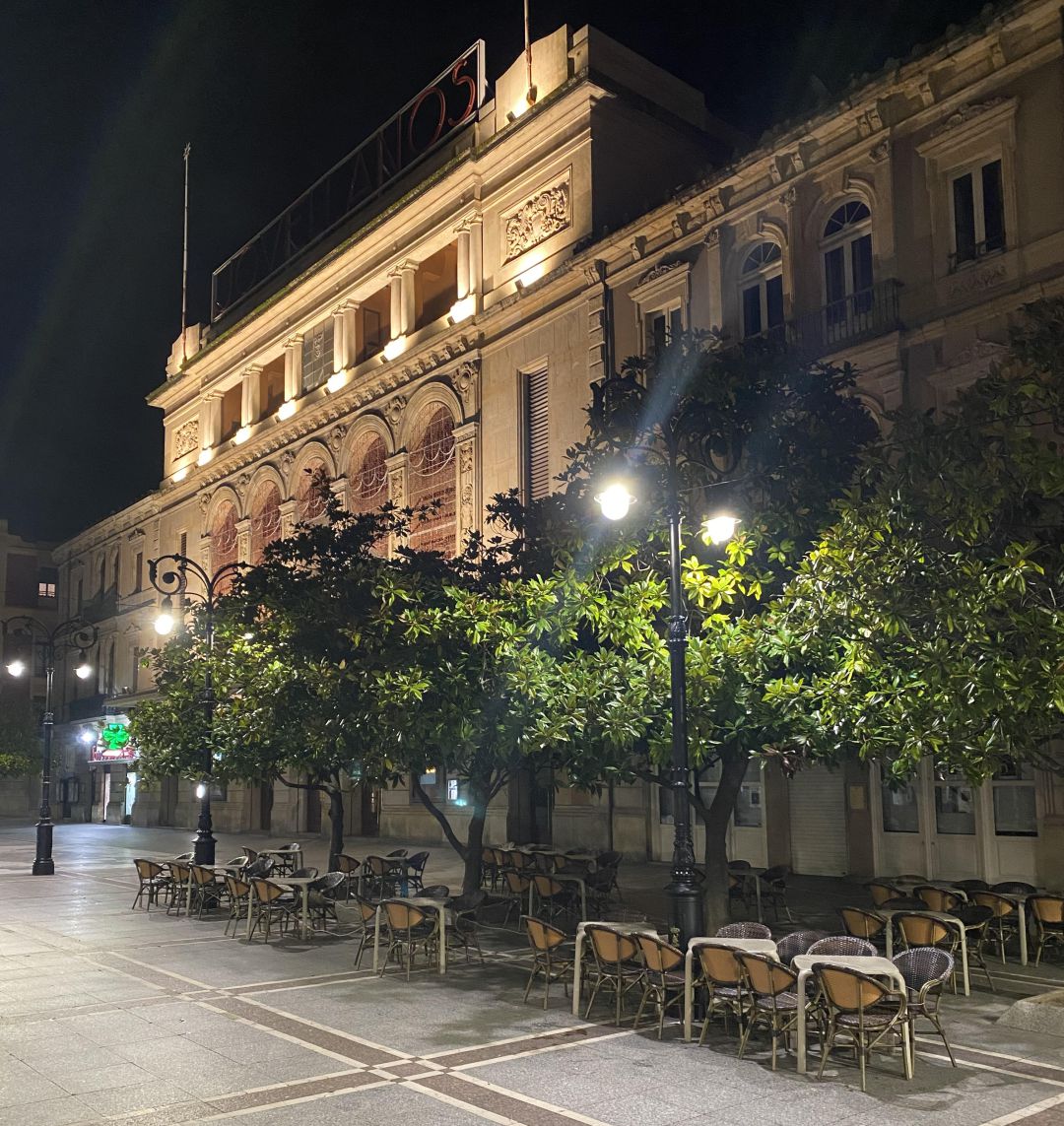 Una terraza vacía tras entrar en vigor el toque de queda. Una terraza vacía tras entrar en vigor el toque de queda.