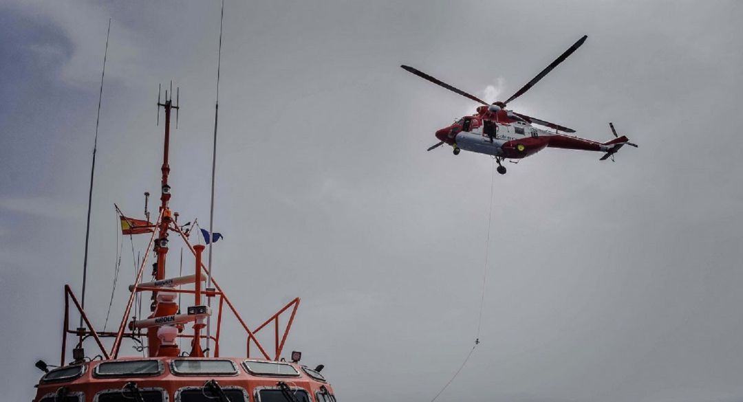 Imagen de archivo de una embarcación y un helicóptero de Salvamento Marítimo. Imagen de archivo de una embarcación y un helicóptero de Salvamento Marítimo.