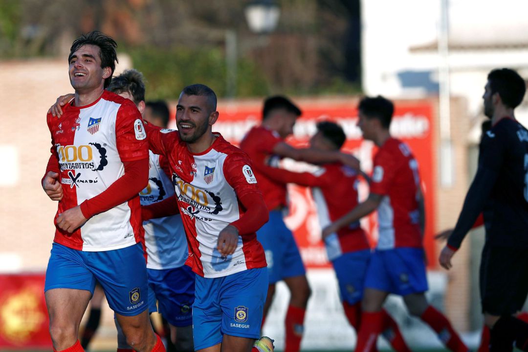 El delantero del Navalcarnero Juan Esnaider (i) celebra el tercer gol de su equipo ante el Eibar El delantero del Navalcarnero Juan Esnaider (i) celebra el tercer gol de su equipo ante el Eibar