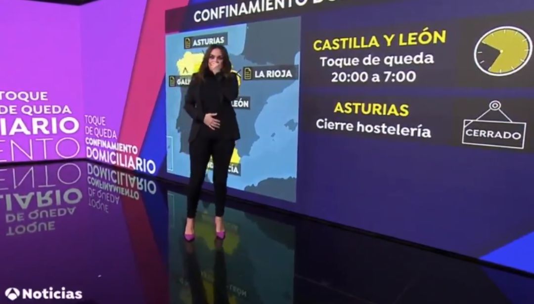 La presentadora de los informativos de Fin de Semana de Antena 3, Mónica Carrillo, sufre un ataque de tos en directo. La presentadora de los informativos de Fin de Semana de Antena 3, Mónica Carrillo, sufre un ataque de tos en directo.