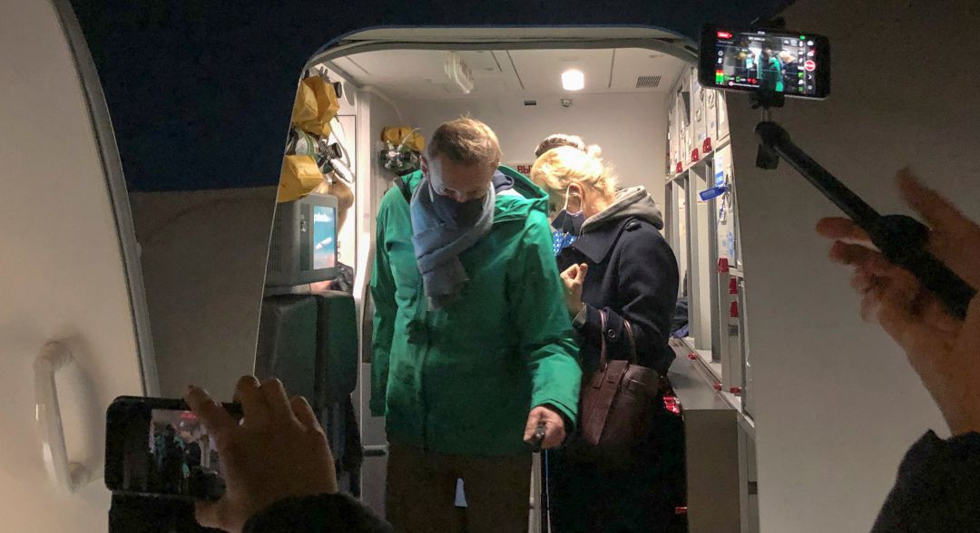 Alexéi Navalni sale del avión en el que llegó al aeropuerto ruso de Sheremétievo Alexéi Navalni sale del avión en el que llegó al aeropuerto ruso de Sheremétievo