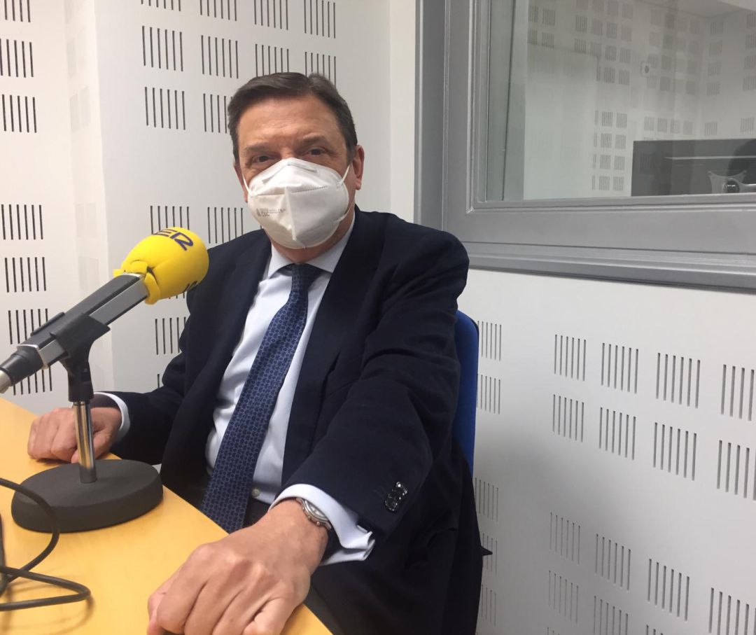 El ministro de Agricultura y Pesca, Luis Planas, en los estudios de Radio Galicia - Cadena SER. El ministro de Agricultura y Pesca, Luis Planas, en los estudios de Radio Galicia - Cadena SER.