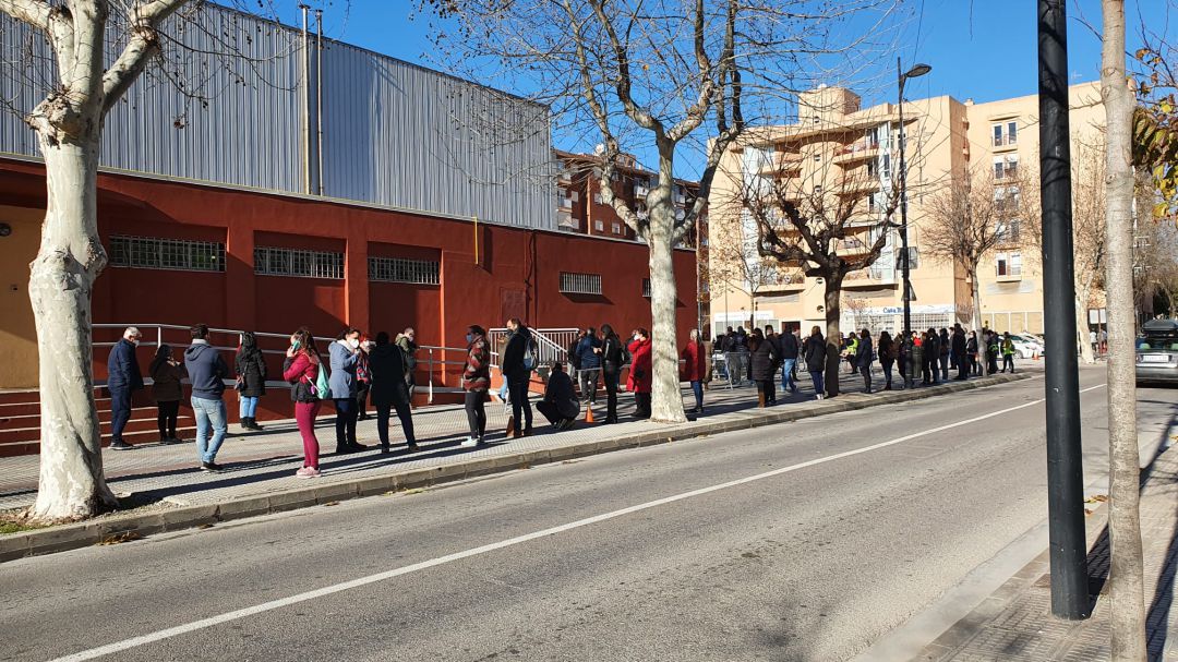 Largas colas en el segundo día Largas colas en el segundo día