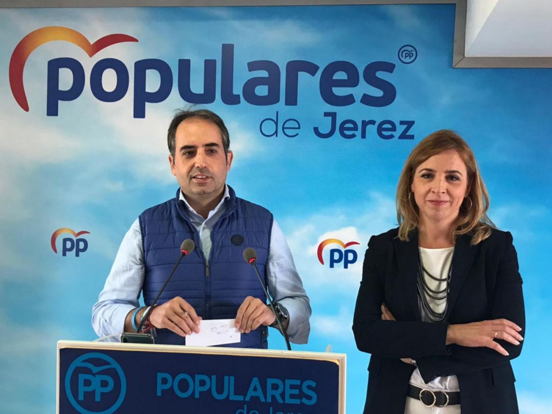 Carmen Martínez junto a Antonio Saldaña en un acto del partido Carmen Martínez junto a Antonio Saldaña en un acto del partido