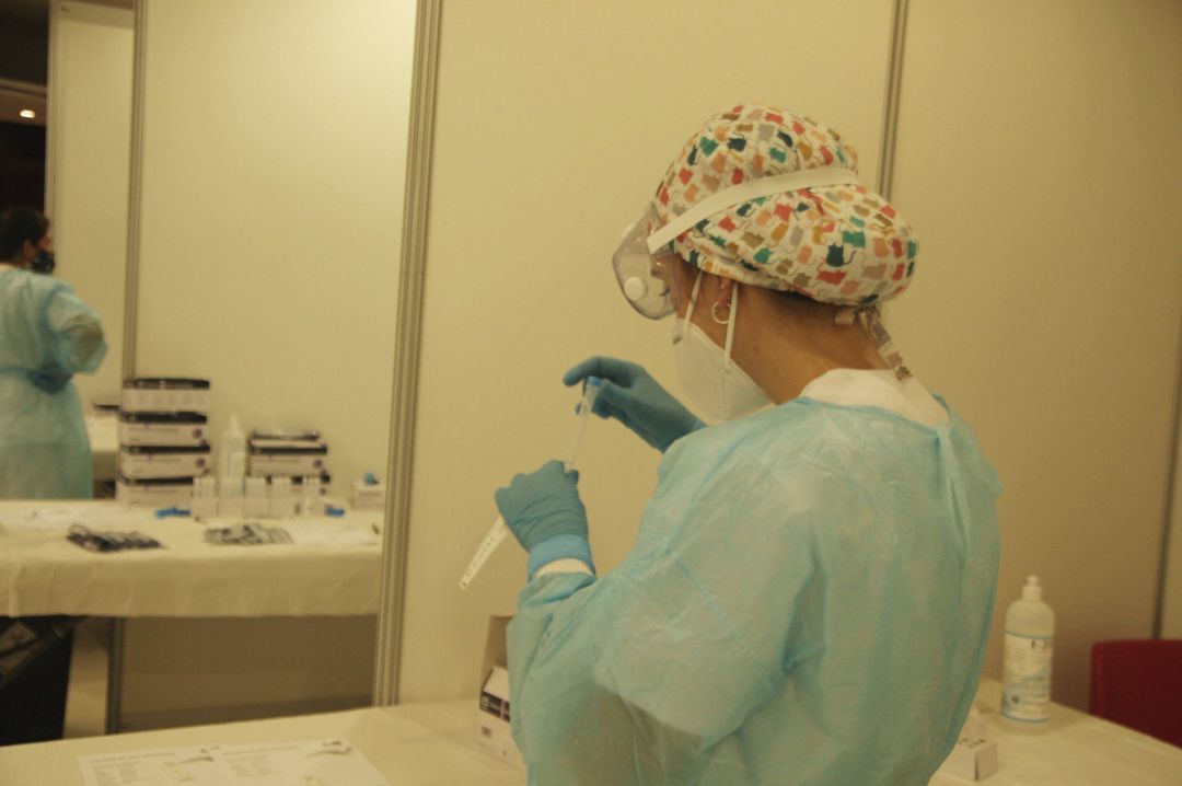 Una trabajadora sanitaria coloca material para realizar test de antígenos Una trabajadora sanitaria coloca material para realizar test de antígenos