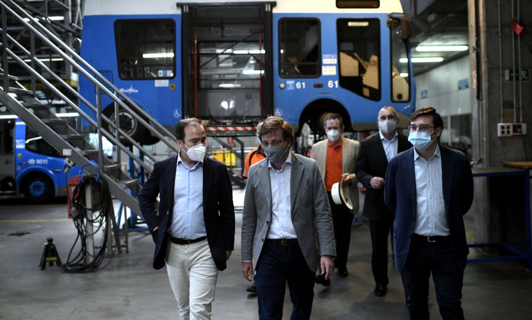 El alcalde de Madrid, José Luis Martínez-Almeida, junto al delegado de Medio Ambiente y Movilidad, Borja Carabante El alcalde de Madrid, José Luis Martínez-Almeida, junto al delegado de Medio Ambiente y Movilidad, Borja Carabante