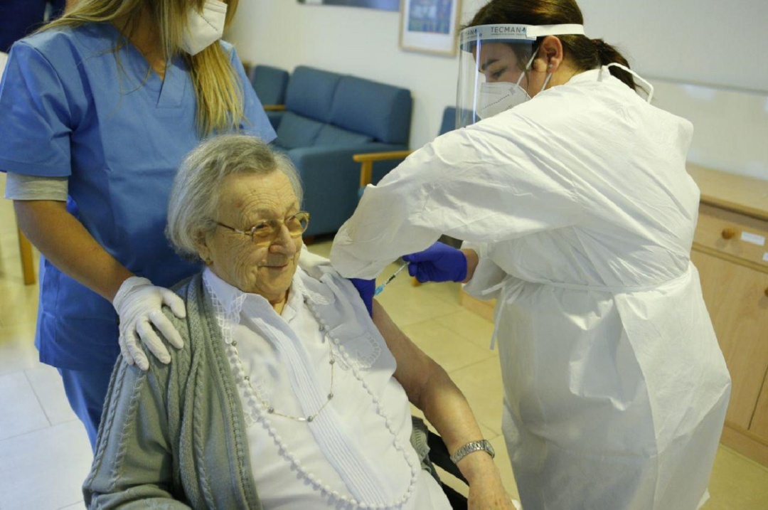 Avelina Serrano, residente de 94 años, ha vuelto a ser la primera en recibir la nueva vacuna, la segunda dosis. Avelina Serrano, residente de 94 años, ha vuelto a ser la primera en recibir la nueva vacuna, la segunda dosis.