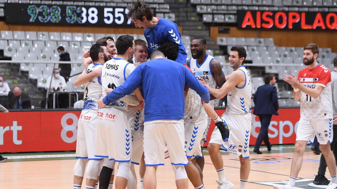 Los jugadores del GBC celebran la victoria en Badalona Los jugadores del GBC celebran la victoria en Badalona