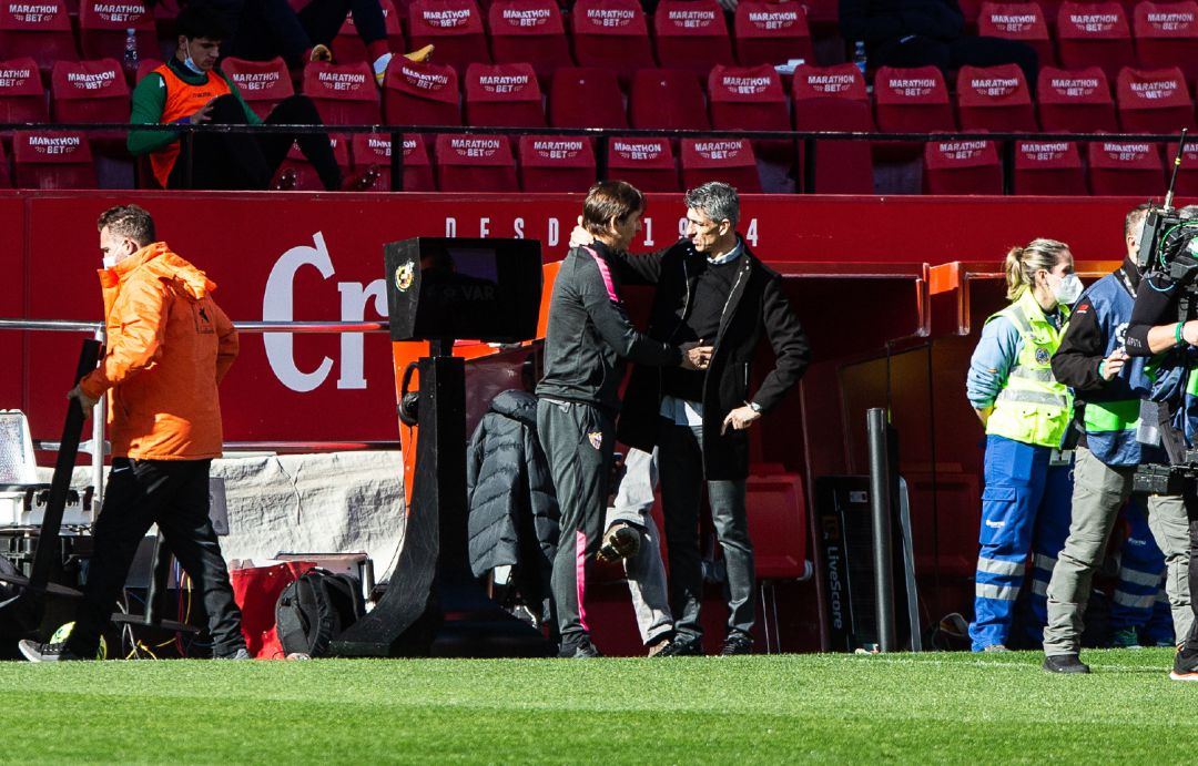 Imanol saluda a Loptegi en el último partido liguero de la Real Imanol saluda a Loptegi en el último partido liguero de la Real