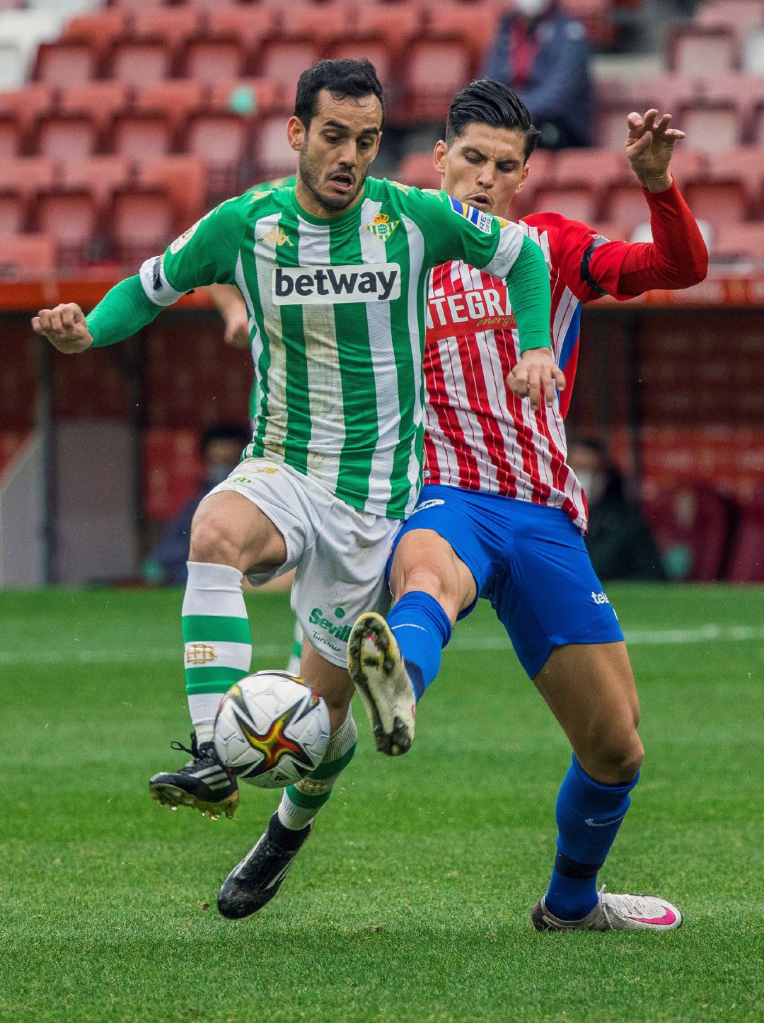 GRAF2529. GIJON (ASTURIAS).- El defensa del Sporting de Gijón Marc Valiente (d) y el delantero del Real Betis Juanmi disputan una posesión durante el partido entre el Sporting de Gijón y el Real Betis de dieciseisavos de final de la Copa del Rey que cuenta con un aforo reducido de 300 personas.EFE Alberto Morante GRAF2529. GIJON (ASTURIAS).- El defensa del Sporting de Gijón Marc Valiente (d) y el delantero del Real Betis Juanmi disputan una posesión durante el partido entre el Sporting de Gijón y el Real Betis de dieciseisavos de final de la Copa del Rey que cuenta con un aforo reducido de 300 personas.EFE Alberto Morante