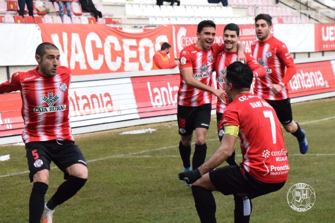 Los jugadores celebran el primer gol del partido ante el COruxo Los jugadores celebran el primer gol del partido ante el COruxo