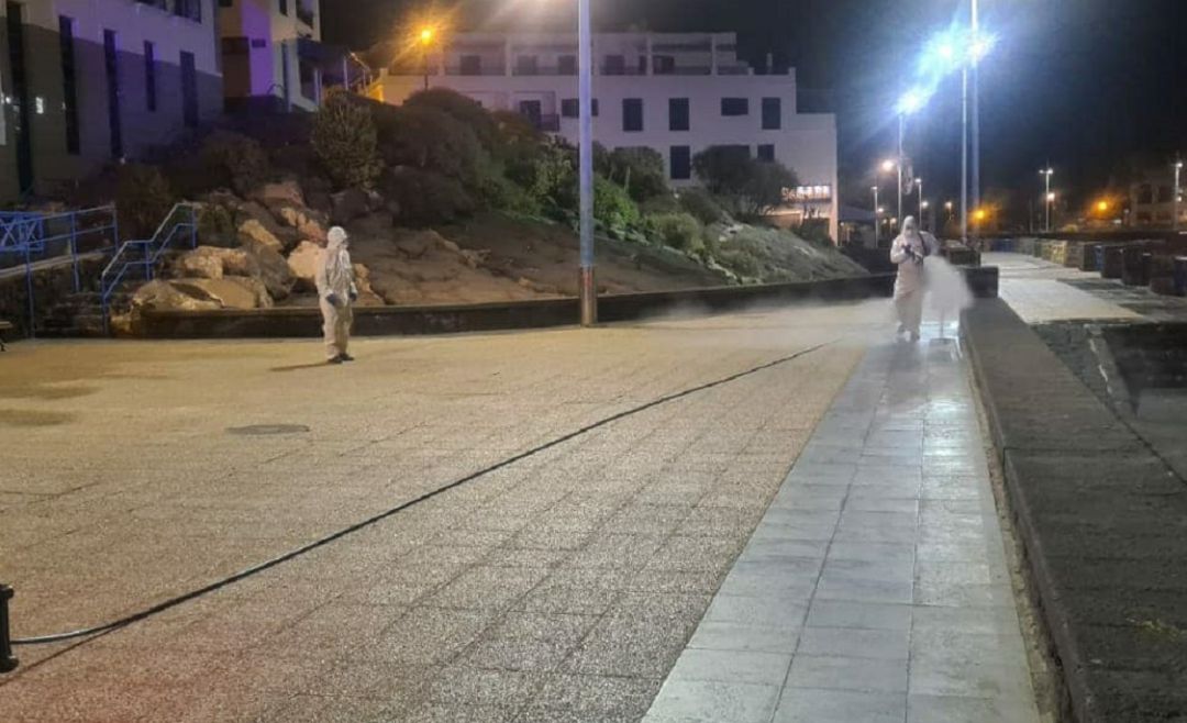 Labores de desinfección en el Charco de San Ginés, en Arrecife. Labores de desinfección en el Charco de San Ginés, en Arrecife.