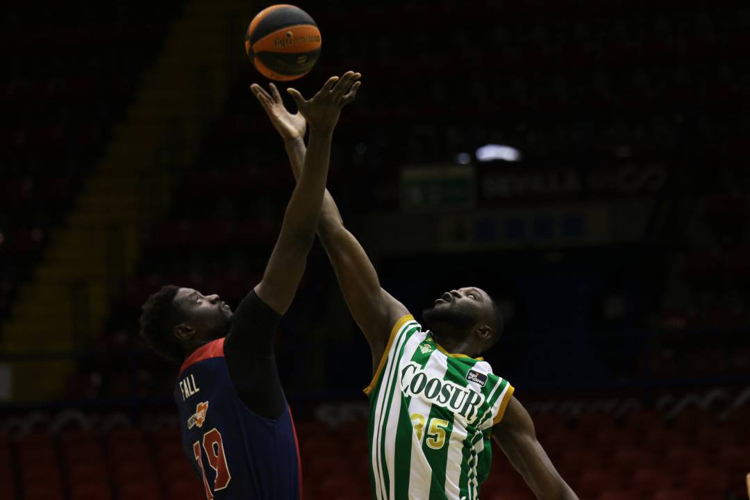 Salto inicial del partido. Salto inicial del partido.