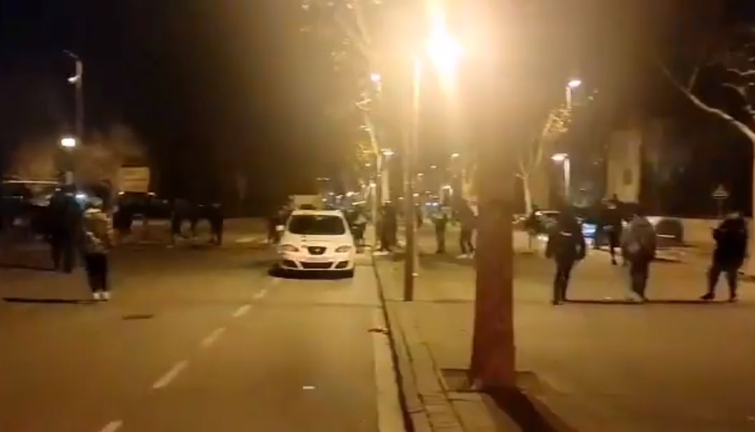 Sesenta jóvenes atacan y agreden a la policía en un municipio de Barcelona. Sesenta jóvenes atacan y agreden a la policía en un municipio de Barcelona.