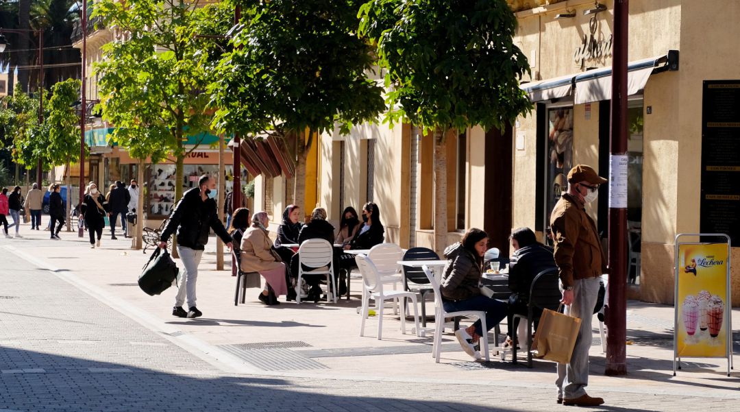 Una terraza en un día soleado en Melilla Una terraza en un día soleado en Melilla