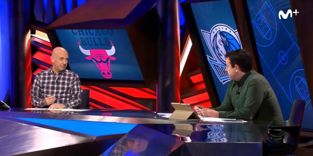 Guille Giménez y Antoni Daimiel, durante el partido entre los Chicago Bulls y los Dallas Mavericks Guille Giménez y Antoni Daimiel, durante el partido entre los Chicago Bulls y los Dallas Mavericks