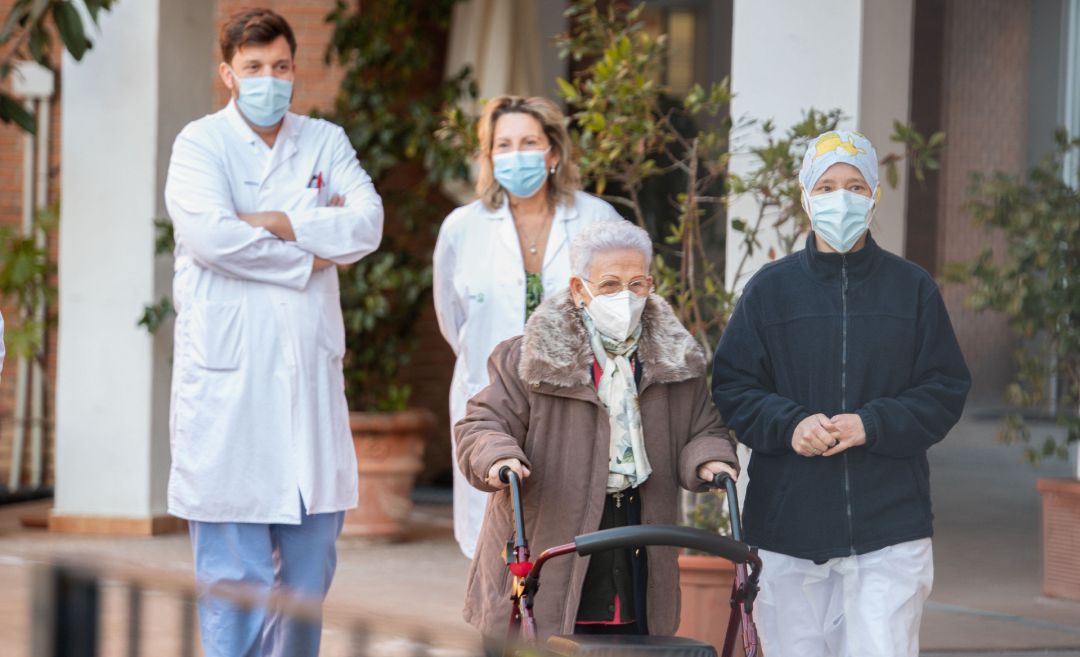 Araceli y Mónica, la residente más longeva de la Residencia de mayores Los Olmos y la sanitaria más joven, acompañadas de personal del geriátrico, tras recibir la segunda dosis de la vacuna Pfizer-BioNTech, en Guadalajara, Castilla-La Mancha. Araceli y Mónica, la residente más longeva de la Residencia de mayores Los Olmos y la sanitaria más joven, acompañadas de personal del geriátrico, tras recibir la segunda dosis de la vacuna Pfizer-BioNTech, en Guadalajara, Castilla-La Mancha.