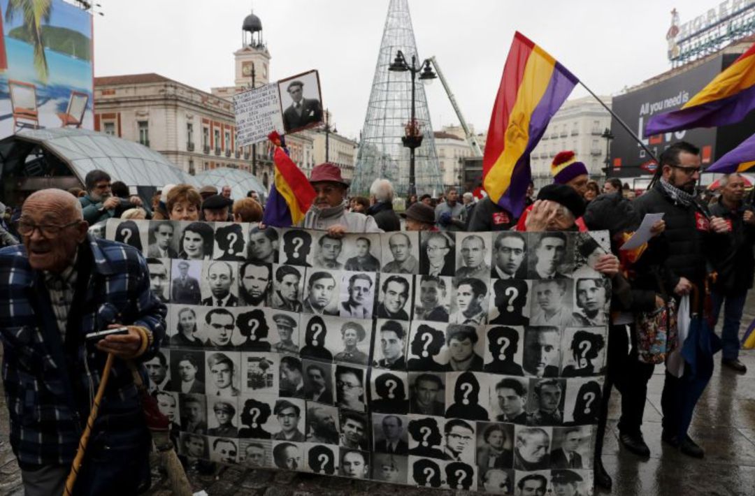 Manifestación en la Puerta del Sol (Madrid), en 2016. Manifestación en la Puerta del Sol (Madrid), en 2016.