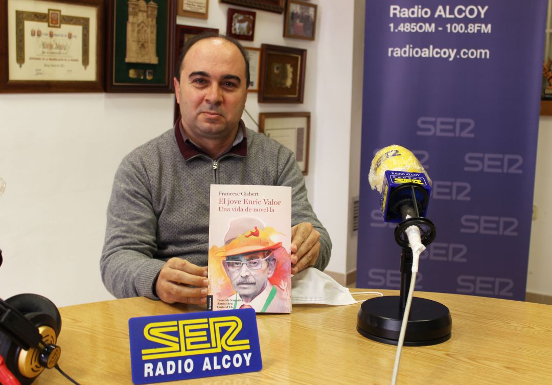 Francesc Gisbert mostra un exemplar del seu nou llibre 'El jove Enric Valor: una vida de novel·la' Francesc Gisbert mostra un exemplar del seu nou llibre 'El jove Enric Valor: una vida de novel·la'