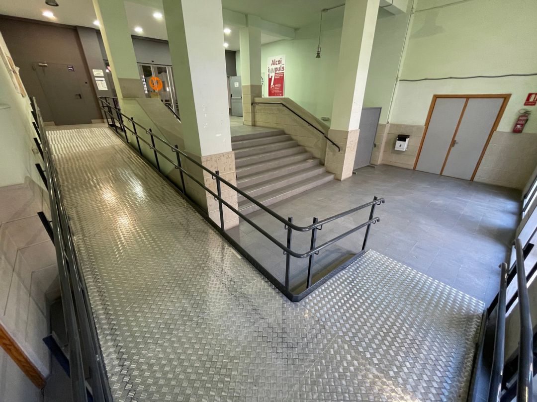 La entrada al Ágora por la plaza de Ramón y Cajal cuenta con una nueva rampa metálica que favorecer el acceso universal al complejo municipal. La entrada al Ágora por la plaza de Ramón y Cajal cuenta con una nueva rampa metálica que favorecer el acceso universal al complejo municipal.