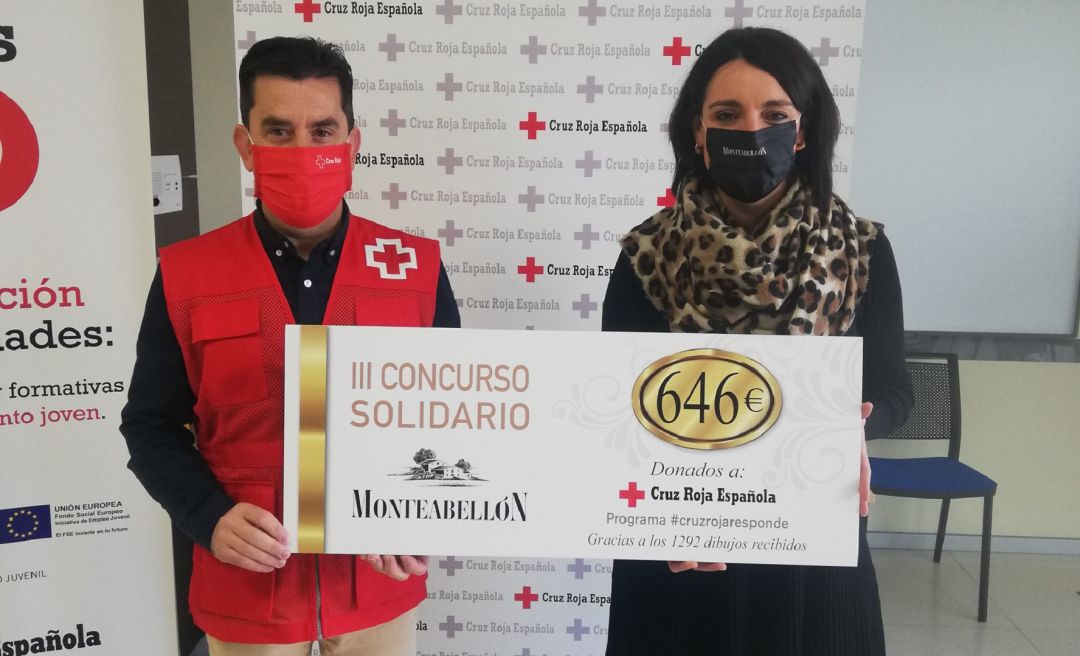 Agustín Escudero, presidente de Cruz Roja Aranda, recibe el cheque simbólico de manos de Sandra González, de Bodegas Monteabellón Agustín Escudero, presidente de Cruz Roja Aranda, recibe el cheque simbólico de manos de Sandra González, de Bodegas Monteabellón