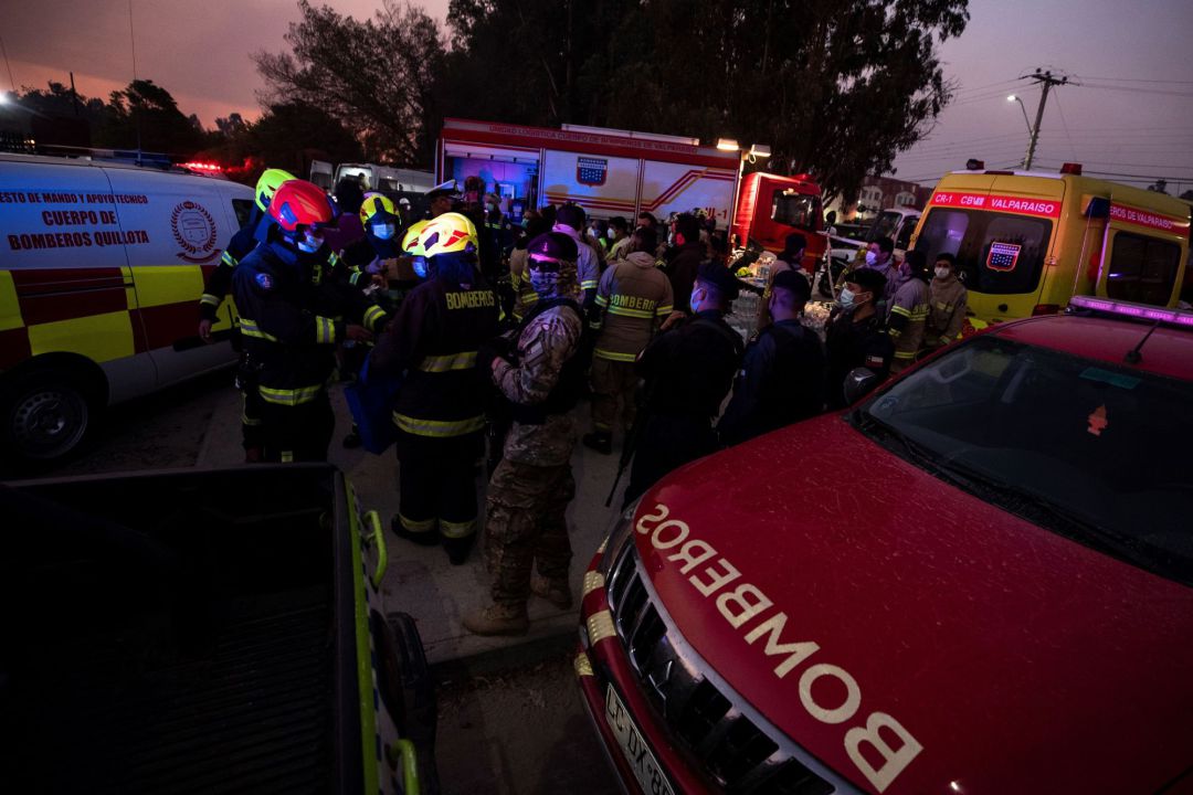 Los bomberos trabajan en la extinción de un incendio en una imagen de archivo Los bomberos trabajan en la extinción de un incendio en una imagen de archivo