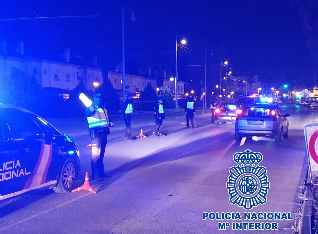 Control de la policía nacional a la entrada de San Fernando Control de la policía nacional a la entrada de San Fernando