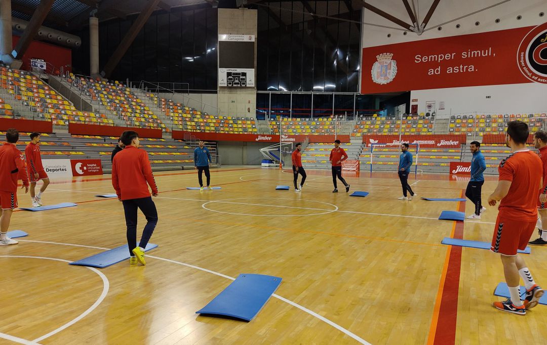 La plantilla calienta sobre el parquet del Palacio de los Deportes La plantilla calienta sobre el parquet del Palacio de los Deportes