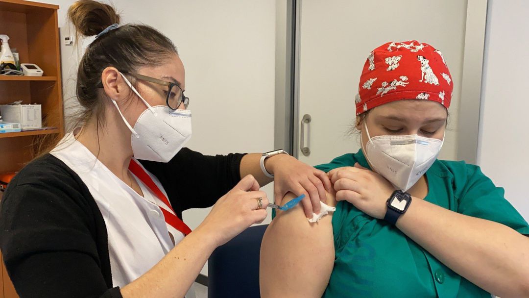 Una enfermera vacuna a una profesional sanitaria en Málaga
Una enfermera vacuna a una profesional sanitaria en Málaga